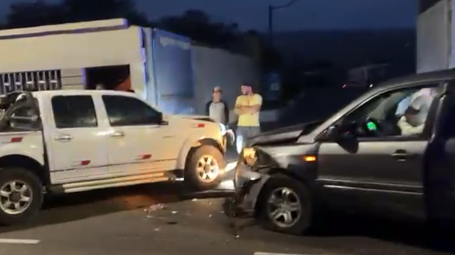 CONDUCTOR EN APARENTE ESTADO DE EBRIEDAD PROTAGONIZA FUERTE CHOQUE EN LA CALLE GRAU Y ES REDUCIDO POR VECINOS