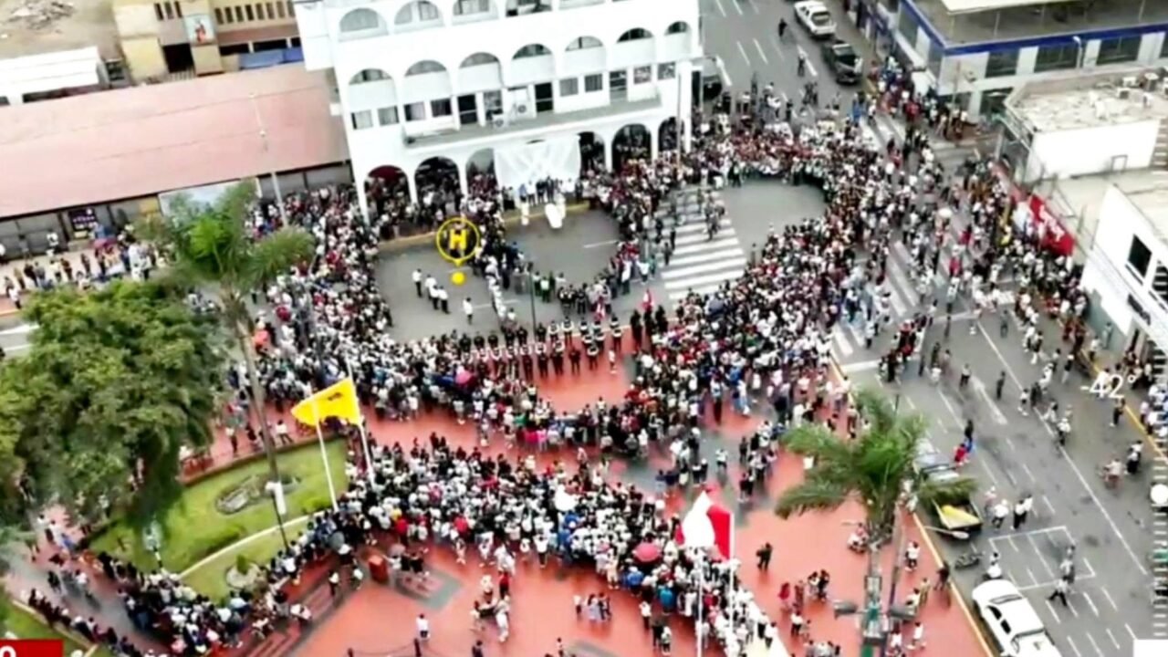 Huaral despide a Manolo Rojas entre homenajes y multitudinaria muestra de cariño