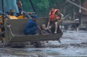 TRAGEDIA EN EL HIMALAYA: INUNDACIÓN REPENTINA ARRASA EL NORTE DE NEPAL Y DEJA DECENAS DE MUERTOS Y CIENTOS DE DESAPARECIDOS